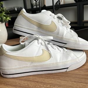 Women’s Nike Court Legacy size 10